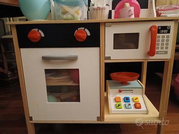Cucina giocattolo in legno con utensili