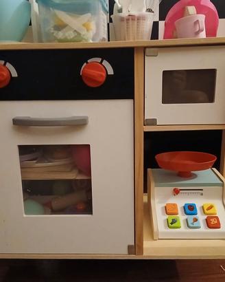 Cucina giocattolo in legno con utensili