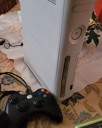 Xbox 360 con kinect, due controller  e giochi 