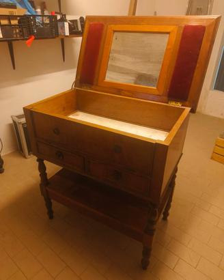 Mobile antico in legno massello con specchio