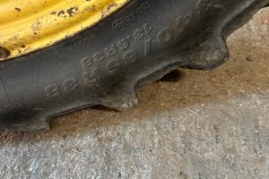 Cerchi con gomme trattore