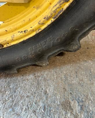 Cerchi con gomme trattore