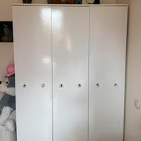 Armadio a tre ante bianco con pomelli cristallo