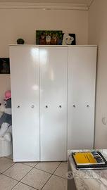 Armadio a tre ante bianco con pomelli cristallo