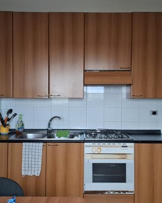 Ampia cameea per donna in appartamento