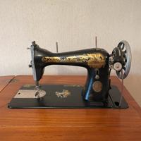 Macchina da cucire Singer antica