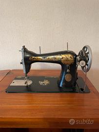 Macchina da cucire Singer antica