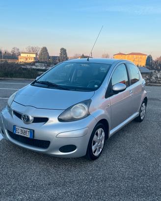 Toyota Aygo 1.0 12V VVT-i 5 porte Sol Connect Red 
