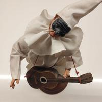 statuetta di Pulcinella con chitarra