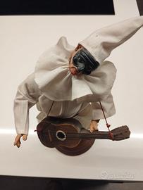 statuetta di Pulcinella con chitarra