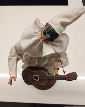 statuetta di Pulcinella con chitarra