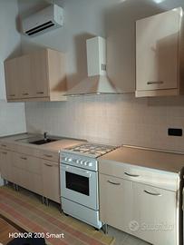 cucina completa di fuochi e cappa