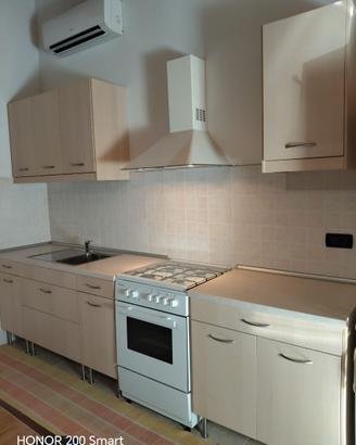 cucina completa di fuochi e cappa