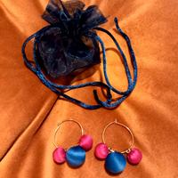 Orecchini ad anello blu e fucsia