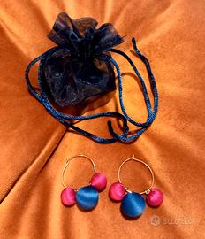 Orecchini ad anello blu e fucsia