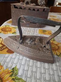 antico ferro da stiro p. b. con rosa