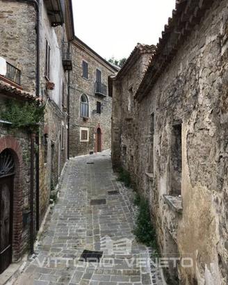 Rustico / Casale di 365 m² con più di 5 locali a L