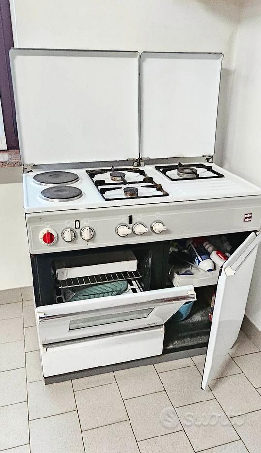 Cucina con 4 fuochi e forno con bombola a gas marca Tecnogas