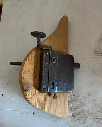 serratura antica in ferro da collezione 