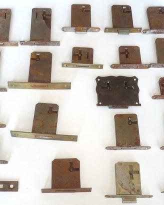 Lotto di 20 vecchie serrature per mobili vintage