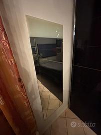 Specchio figura intera con cornice bianca moderno