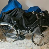 bici nera con sella ammortizzata.
