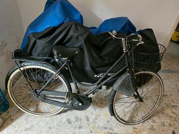 bici nera con sella ammortizzata.