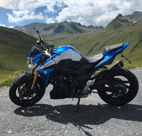 Suzuki gsr 750 con accessori