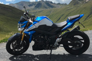 Suzuki gsr 750 con accessori