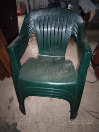 Quattro (4) sedie da esterno.