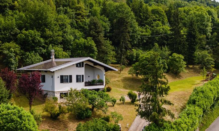 Villa tra montagna e laghi 14 posti