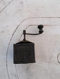 macina caffè vintage in lamiera