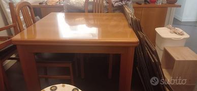 Tavolo soggiorno, vetrina soggiorno e 6 sedie