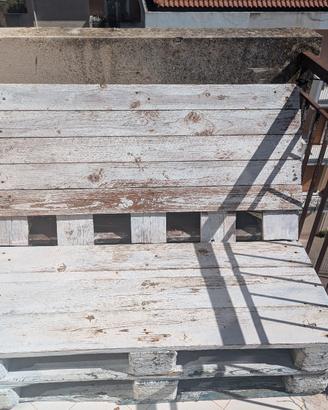 Divanetto in pallet bianco da esterno 