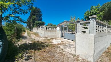 Villino Con Garage, Giardino Recintato E Terreno