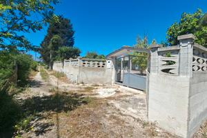 Villino Con Garage, Giardino Recintato E Terreno