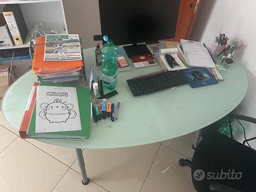 Tavolo/scrivania con piedi in metallo regolabili