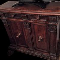 credenza in legno due ante con cassetti
