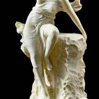 Fanciulla seduta su una roccia