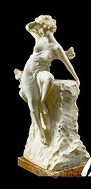 Fanciulla seduta su una roccia