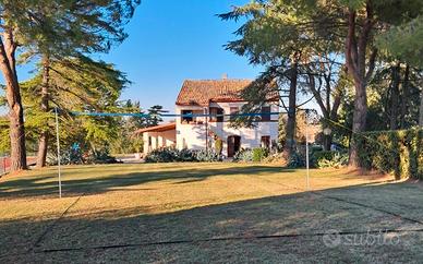 Casale con tennis piscina parco per 10/15