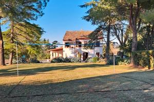 Casale con tennis piscina parco per 10/15