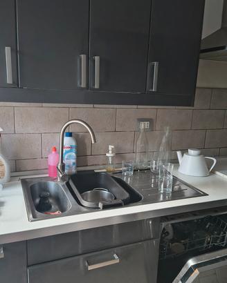 cucina con lavastoviglie e frigorifero 