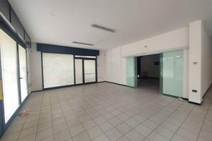 NEGOZIO VETRINATO 200 MQ. CON PARCHEGGIO E GARAGE