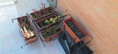 8 vasi e portavasi da ringhiera (in blocco).