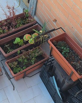 8 vasi e portavasi da ringhiera (in blocco).