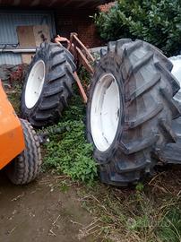 Due pneumatici 18.4,34