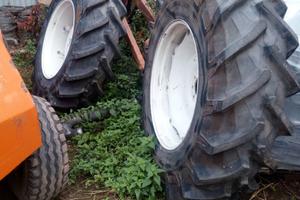 Due pneumatici 18.4,34