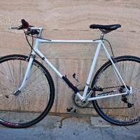 Bici ibrida con telaio corsa vintage restaurato