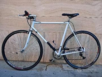 Bici ibrida con telaio corsa vintage restaurato